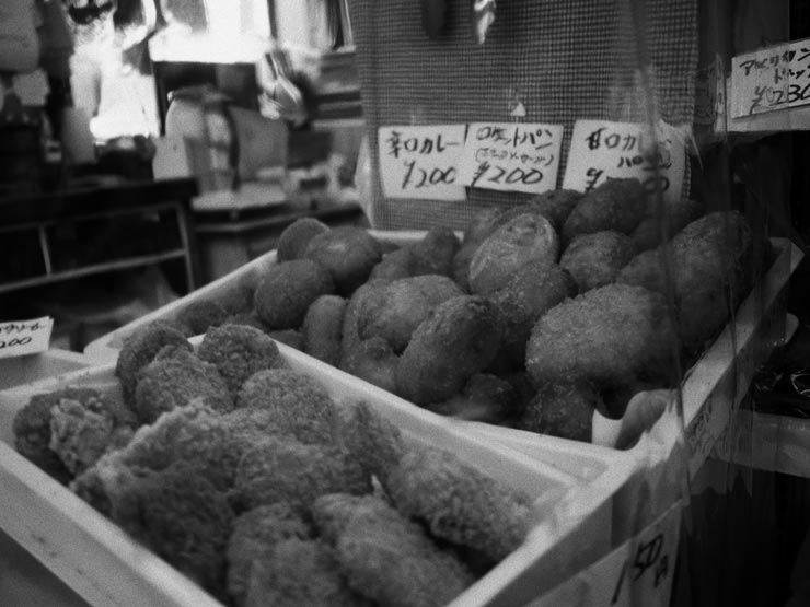 OM SYSTEM OM-3作例：カレーパン クラシックフィルム モノクロで撮影