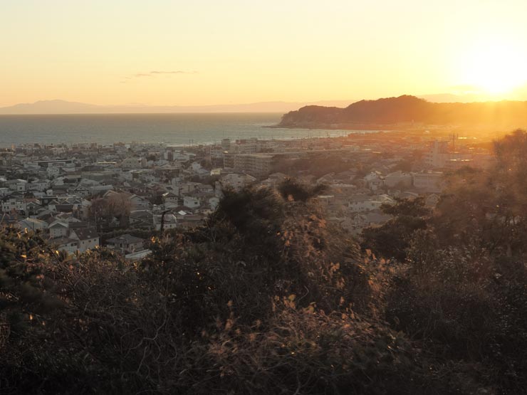 OM SYSTEM OM-3作例：見張らし台から見る街並みと海（夕暮れ）