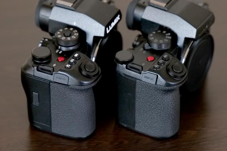 「Panasonic LUMIX S1RII」と「Panasonic LUMIX S5IIX」のグリップ部分