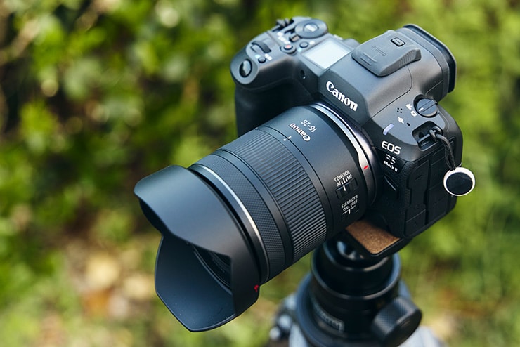 Canon RF16-28mm F2.8 IS STMをカメラに装着した画像