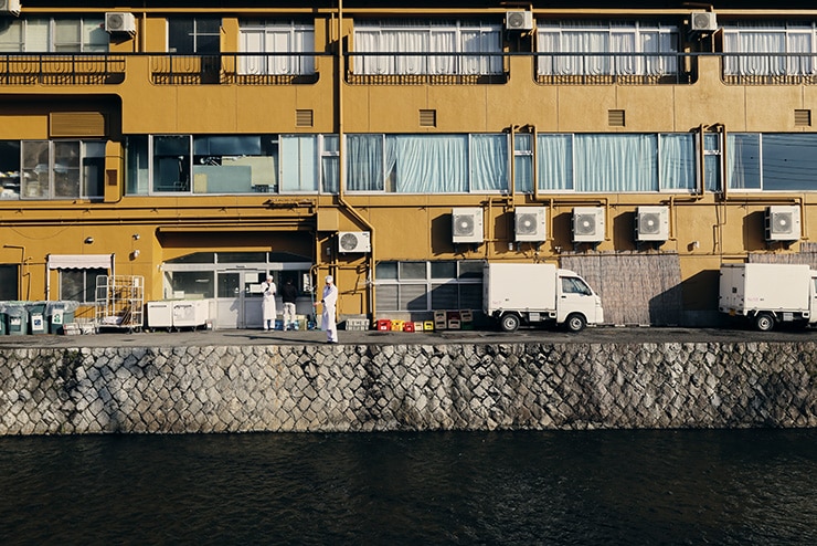 Canon RF16-28mm F2.8 IS STMの作例：温泉街の建物