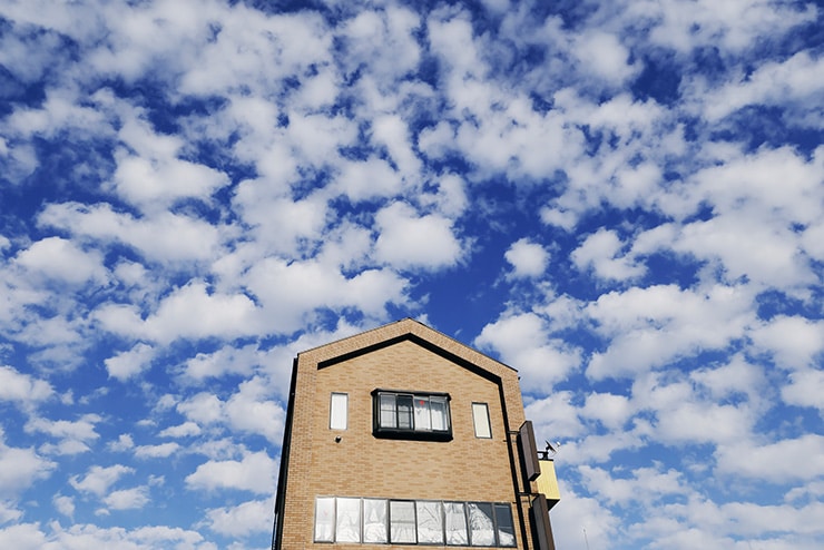 Canon RF16-28mm F2.8 IS STMの作例：羊雲と三角屋根の建物
