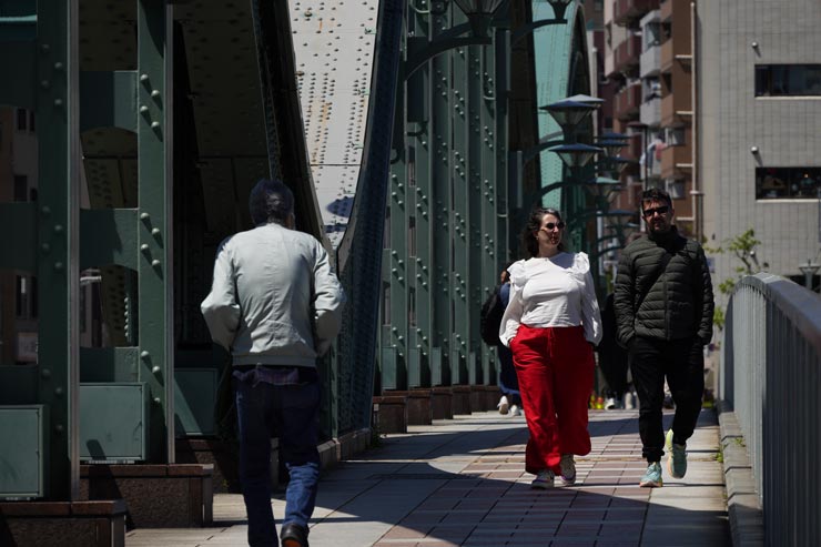 SIGMA 16-300mm F3.5-6.7 DC OS | Contemporaryの作例：橋の上を歩く人々