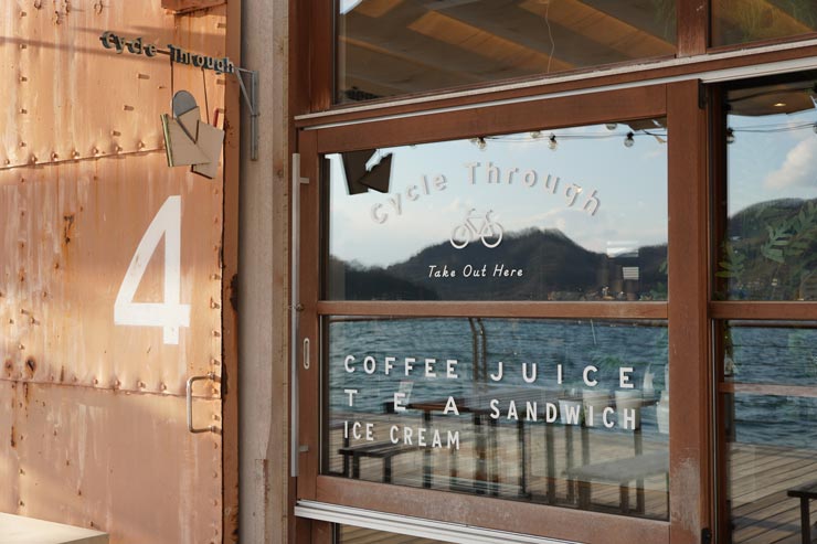 SIGMA 16-300mm F3.5-6.7 DC OS | Contemporaryの作例：カフェのガラス窓