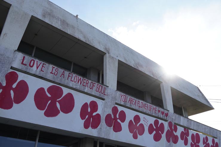 SIGMA 16-300mm F3.5-6.7 DC OS | Contemporaryの作例：逆光の白い建物