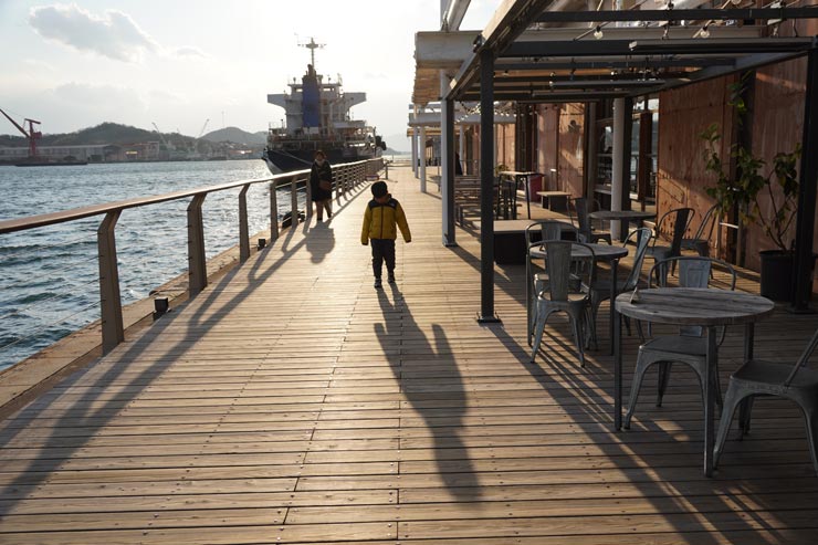 SIGMA 16-300mm F3.5-6.7 DC OS | Contemporaryの作例：船着き場を歩く子供
