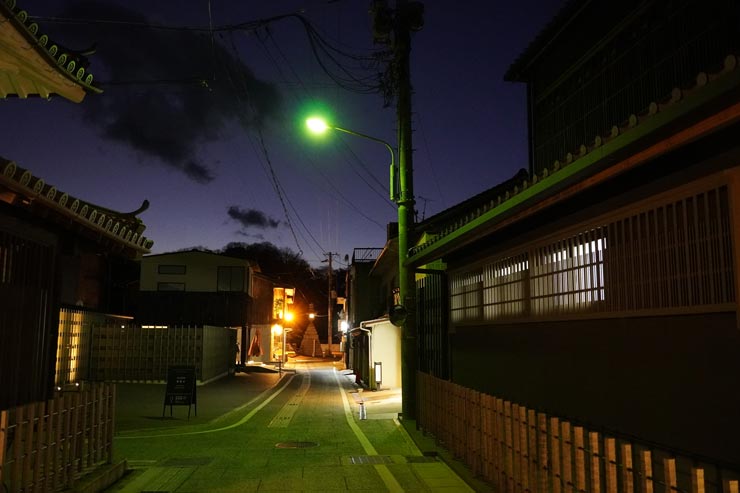 SIGMA 16-300mm F3.5-6.7 DC OS | Contemporaryの作例：夜の古民家通り