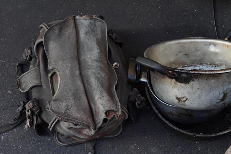 SIGMA 16-300mm F3.5-6.7 DC OS | Contemporaryの作例：古い革製の鞄と錆びた鍋