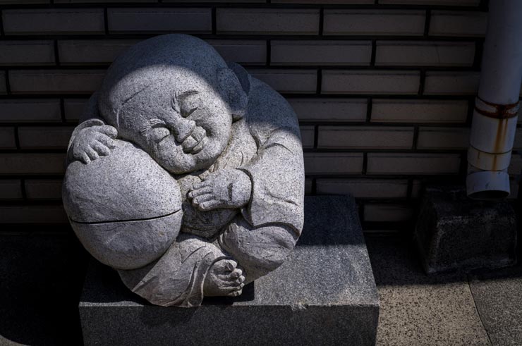 Leica ズミルックスM f1.4/50mmの作例：眠る恵比寿のような石像