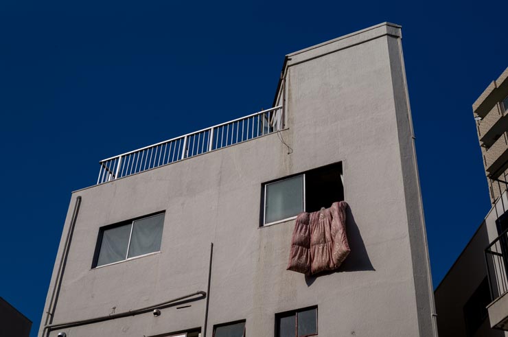 Leica ズミルックスM f1.4/50mmの作例：青空と窓から布団を干している住宅