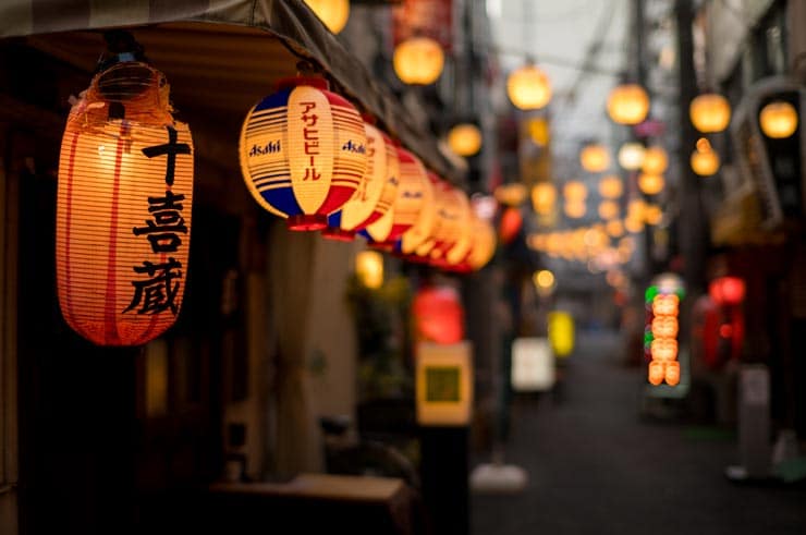 Leica ズミルックスM f1.4/50mmの作例：赤ちょうちんが下がっている飲み屋街