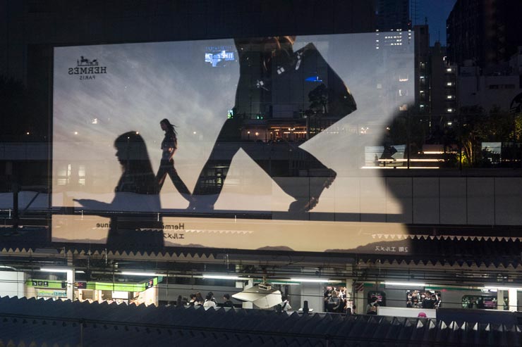 SIGMA BFの作例：駅や人、広告の明かりが重なる東京の夜