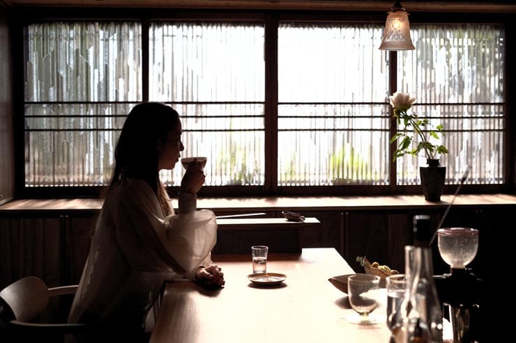 SIGMA BFの作例：カフェwatotoの店内でコーヒーを飲む女性