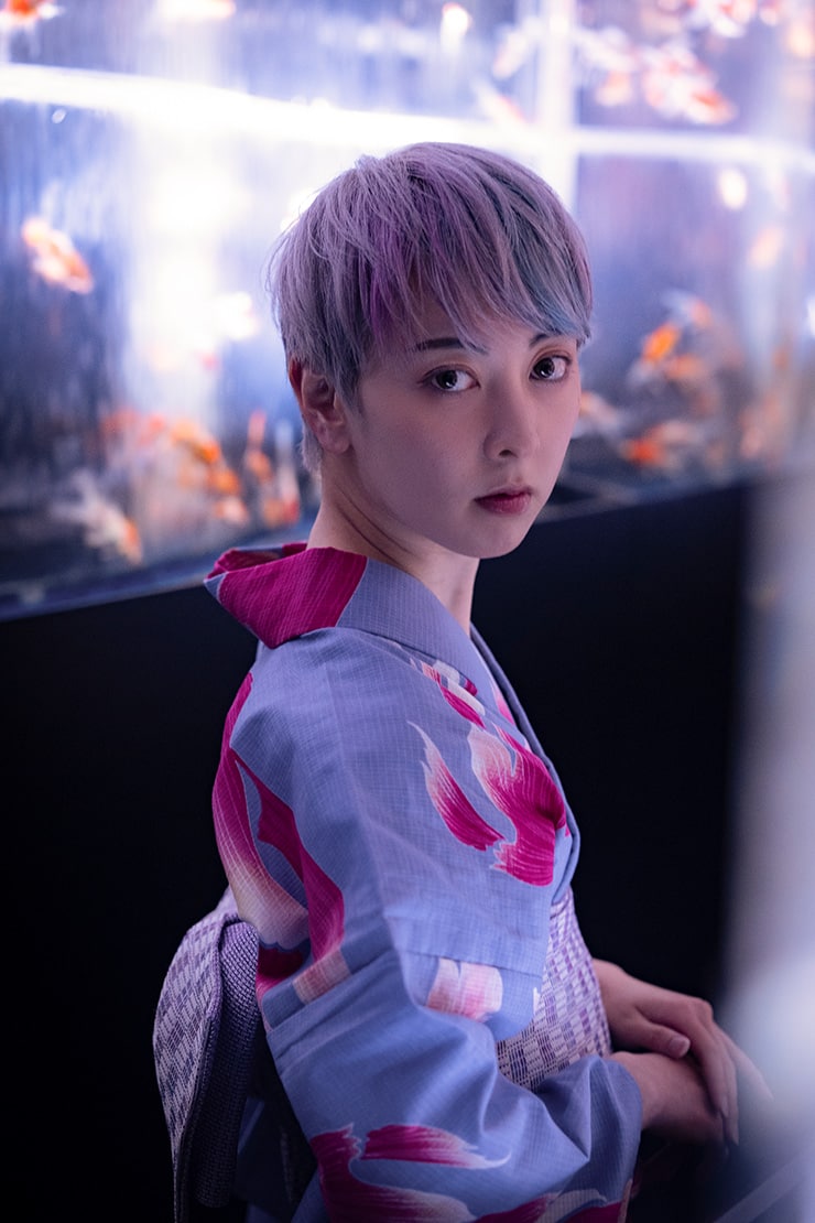 SIGMA BFの作例：金魚柄の浴衣を着る女性