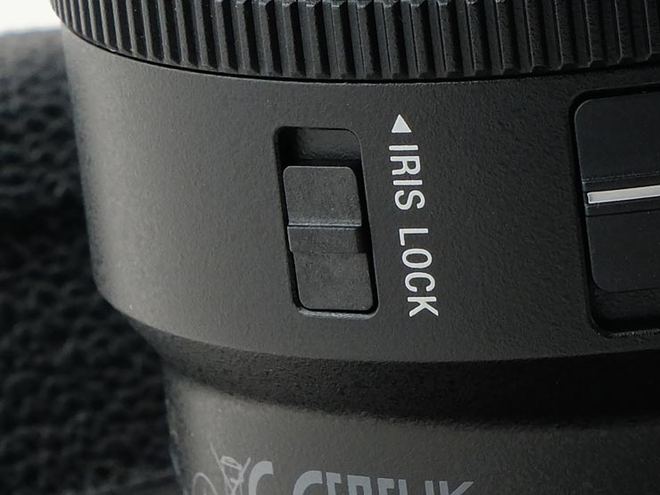 SONY FE 16mm F1.8 G 下側「アイリスロックスイッチ」