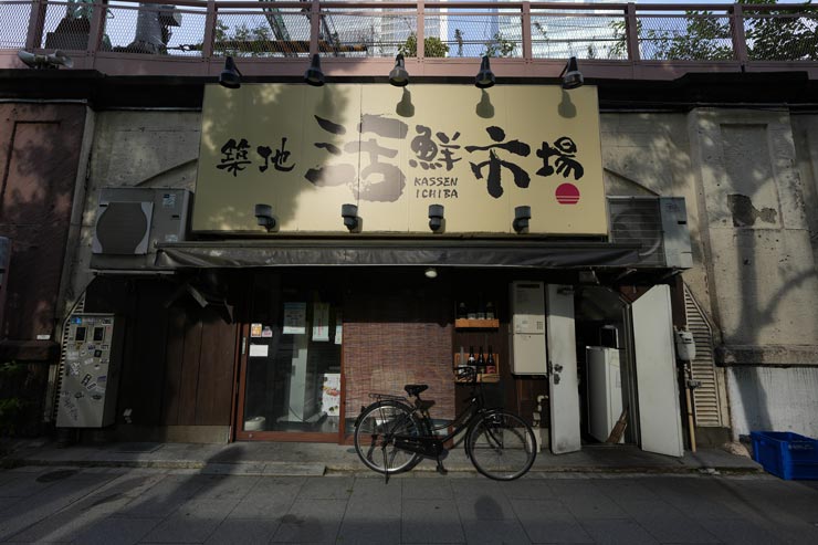 SONY FE 16mm F1.8 G作例：高架下の居酒屋