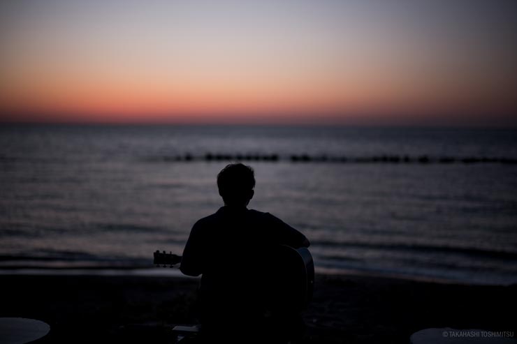 Voigtlander NOKTON 50mm F1.2 Aspherical II VM  作例：夕暮れの海辺でギターを弾く男性