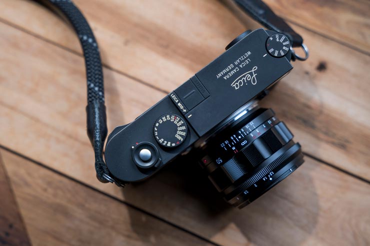 Leica M10-PとVoigtlander NOKTON 50mm F1.2 Aspherical II VMを真上から撮影した画像
