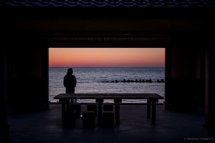 Voigtlander NOKTON 50mm F1.2 Aspherical II VM  作例：夕暮れの海辺に立つ女性