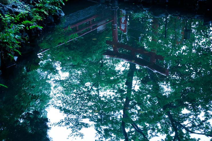 Canon PowerShot V1 作例：水面に写り込んだ神社