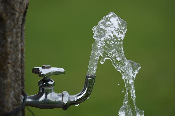 Panasonic LUMIX S1II 作例：蛇口から出る水