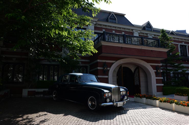 Panasonic LUMIX S1II 作例：英国車のある洋館の入り口