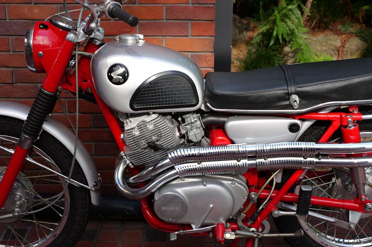 Panasonic LUMIX S1II 作例：赤いホンダのバイク