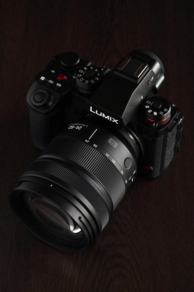 Panasonic LUMIX S 24-60mm F2.8を装着したPanasonic LUMIX S1II 本体
