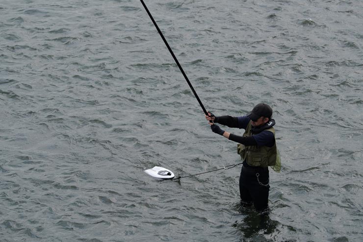 Panasonic LUMIX S1IIE 作例：川で鮎釣りをする男性