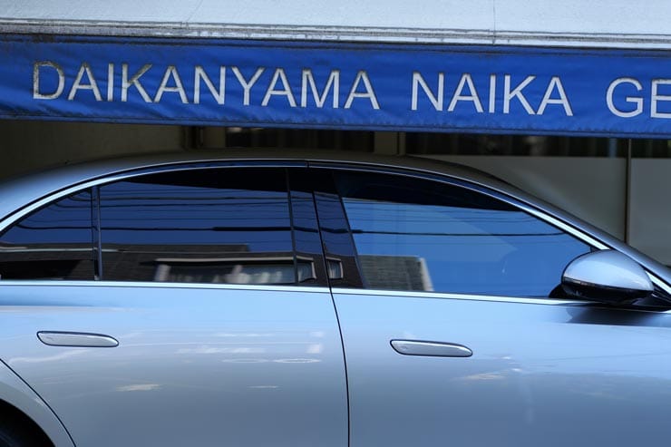 Panasonic LUMIX S1IIE 作例：店の青い垂れ幕と車