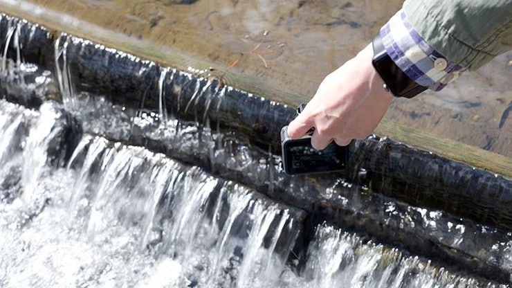 石の上にアクションカメラを置いている画像