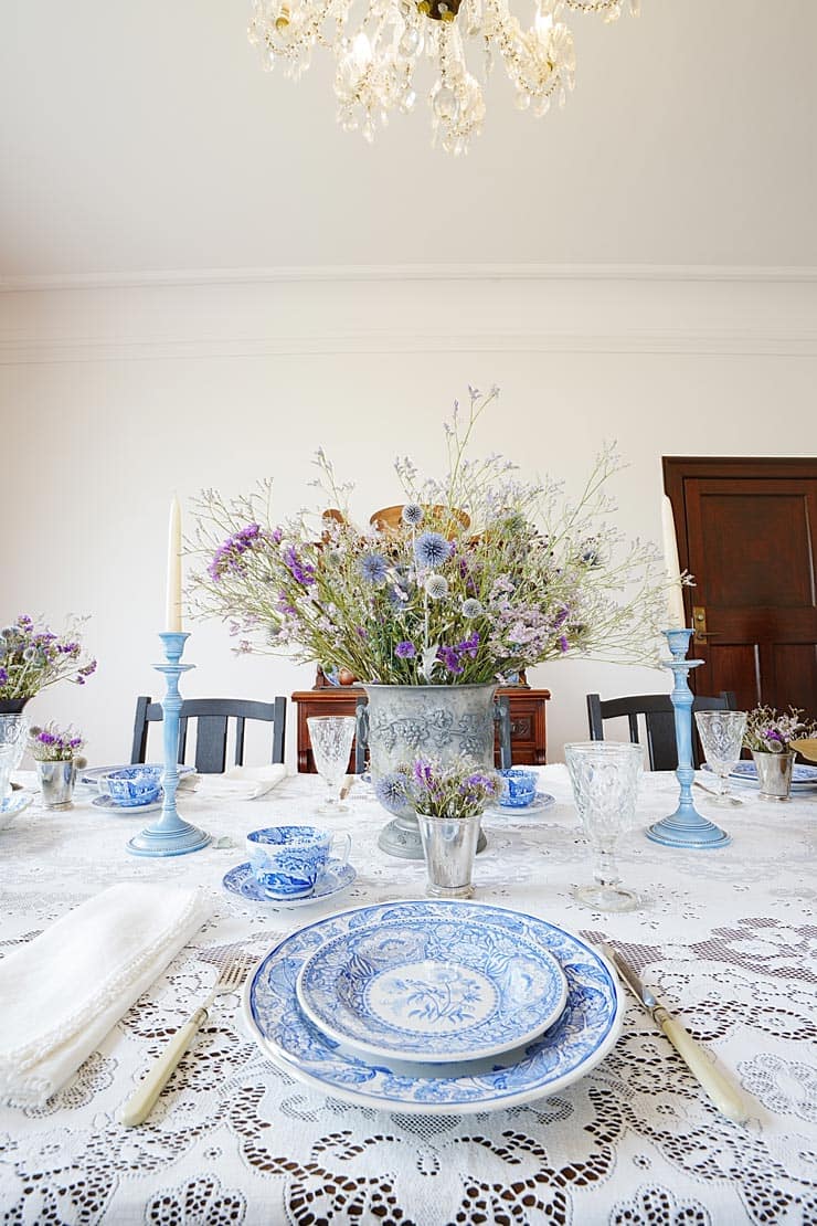 TAMRON 16-30mm F/2.8 Di III VXD G2作例：テーブルの上のお皿や花瓶