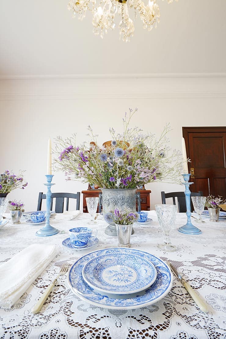 TAMRON 16-30mm F/2.8 Di III VXD G2作例：「歪曲収差補正」を「入」にしたテーブルの上のお皿や花瓶