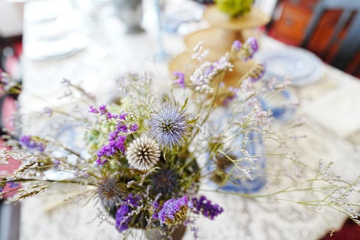 TAMRON 16-30mm F/2.8 Di III VXD G2作例：テーブルの上のドライフラワー