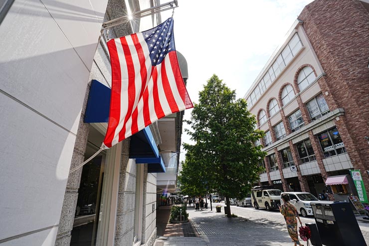 TAMRON 16-30mm F/2.8 Di III VXD G2作例：アメリカ国旗のある通り