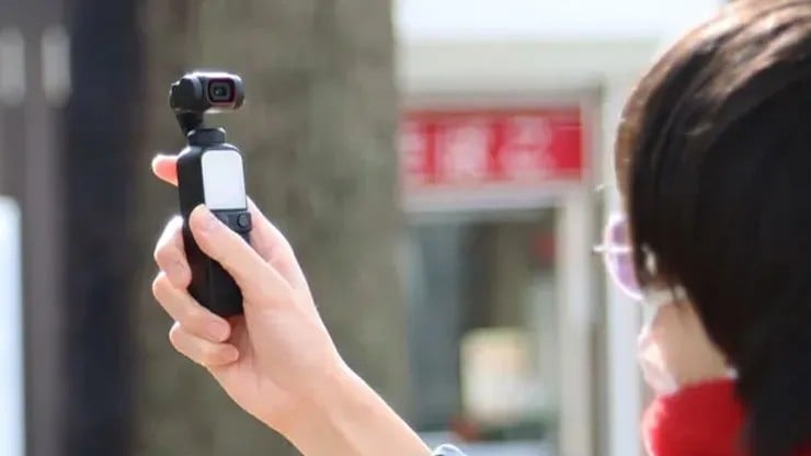 ジンバルカメラを手に持った画像