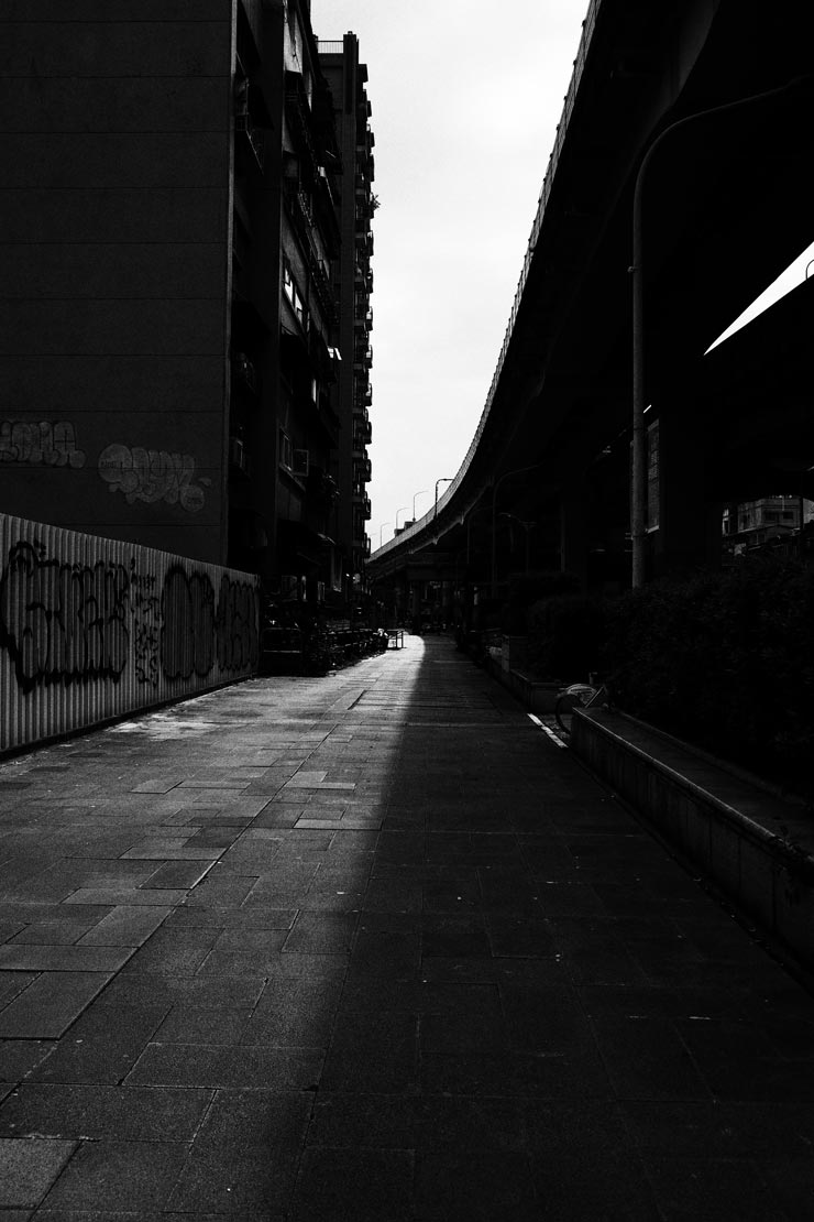 RICOH GR IV 作例：台北の街のガード下