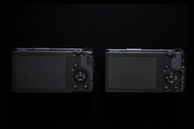 本体の背面比較：左GR III、右GR IV