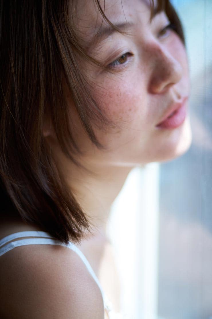 Voigtländer PORTRAIT HELIAR 75mm F1.8作例：ガラスに頬を付ける女性