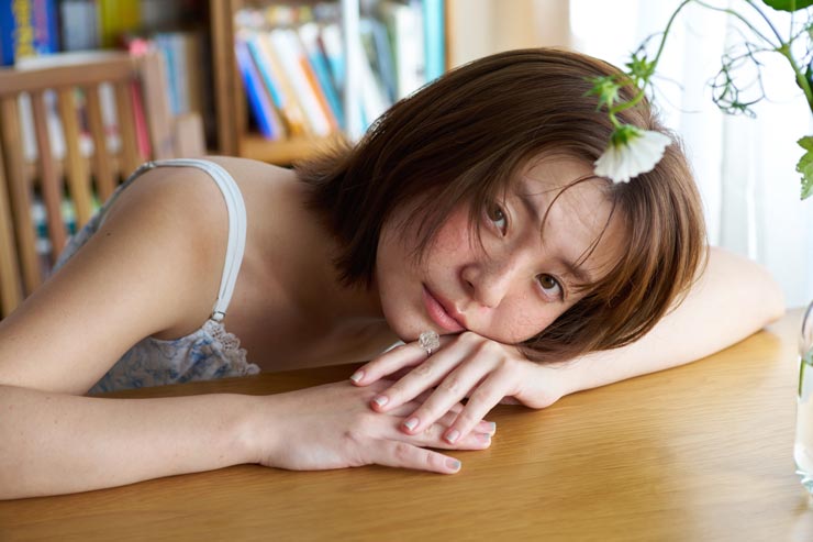 Voigtländer PORTRAIT HELIAR 75mm F1.8作例：白いコスモスと机に伏してこちらを見る女性