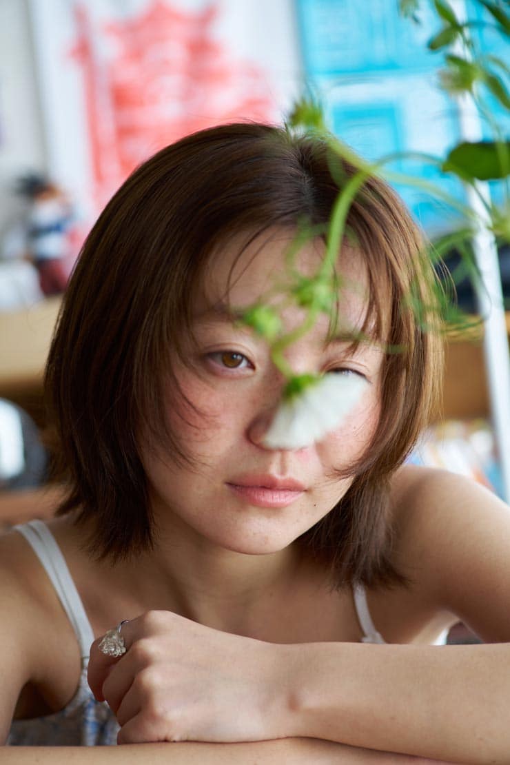 Voigtländer PORTRAIT HELIAR 75mm F1.8作例：白いコスモスと女性の顔