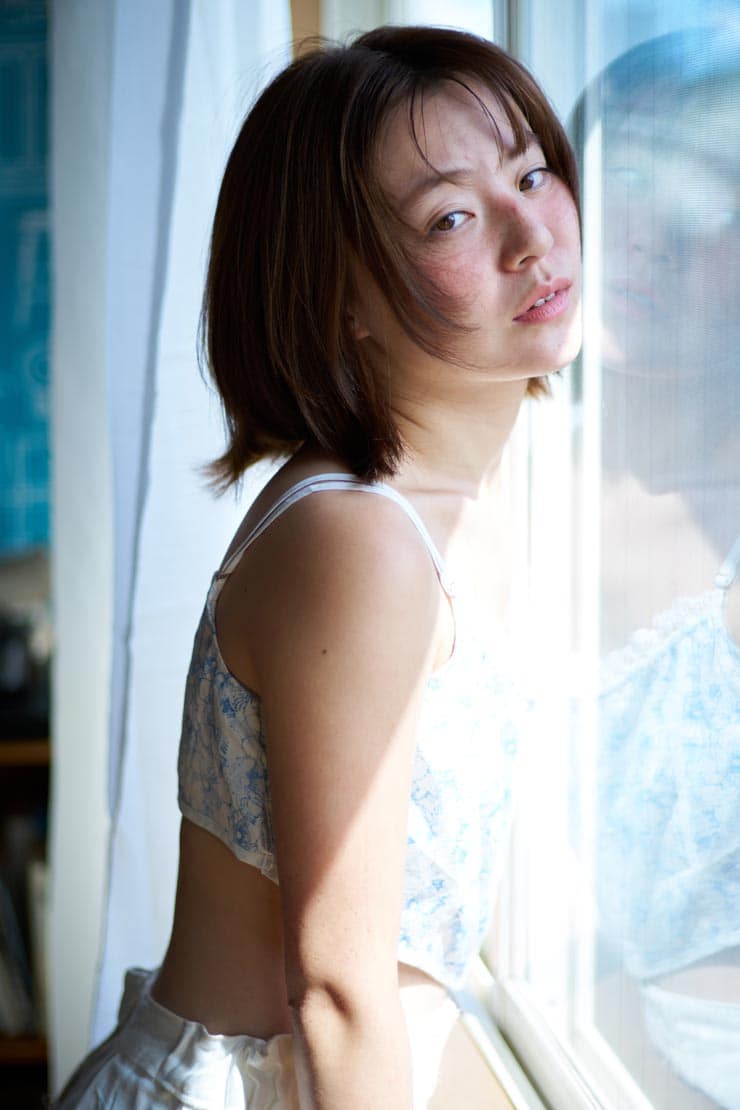 Voigtländer PORTRAIT HELIAR 75mm F1.8作例：窓ガラスに頬をつけてこちらを見る女性