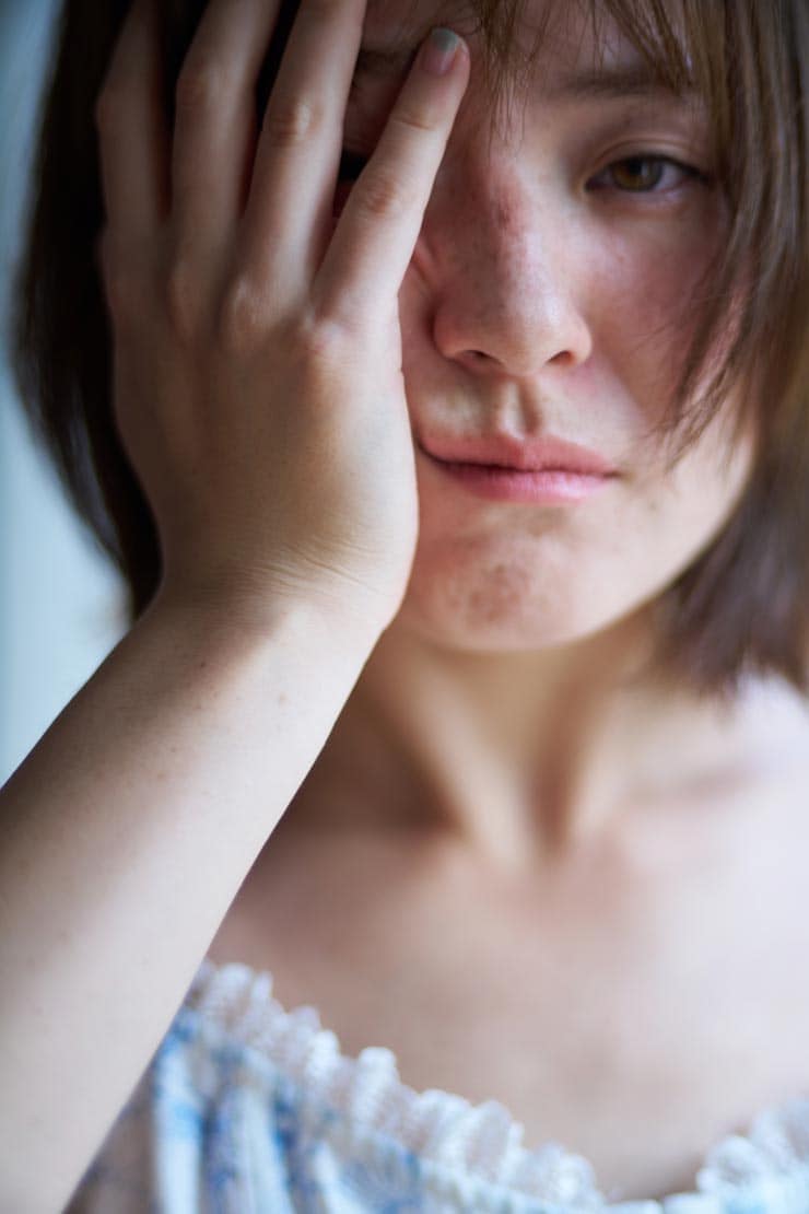 Voigtländer PORTRAIT HELIAR 75mm F1.8作例：片方の頬に手を添える女性