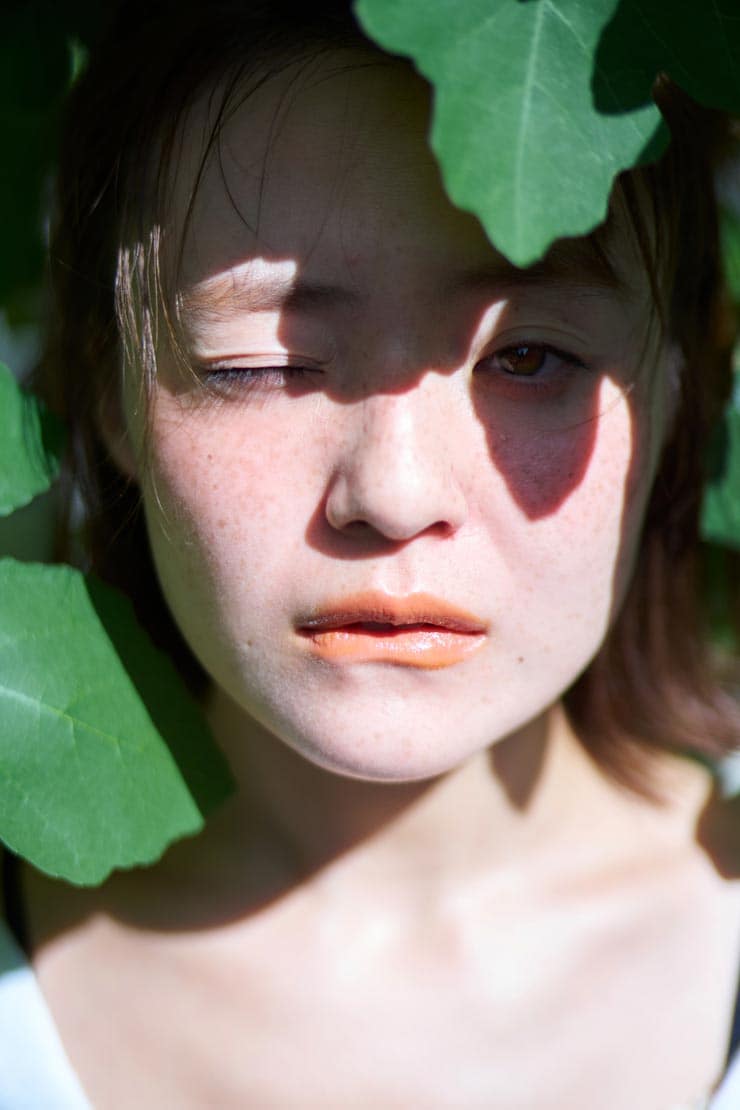 Voigtländer PORTRAIT HELIAR 75mm F1.8作例：強い日差しを浴びる女性の顔のアップ