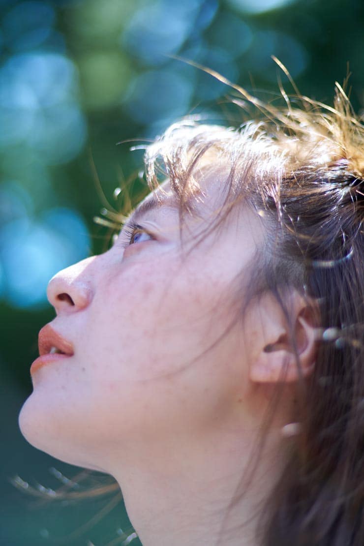 Voigtländer PORTRAIT HELIAR 75mm F1.8作例：屋外で撮影した女性の横顔