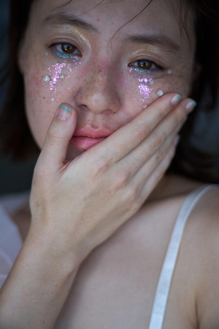 Voigtländer PORTRAIT HELIAR 75mm F1.8作例：目の周りにラメを施した女性