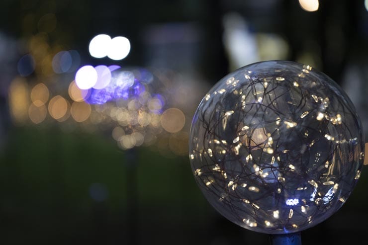 Nikon NIKKOR Z 24-70mm f/2.8 S II作例：電飾の入った丸いオブジェ