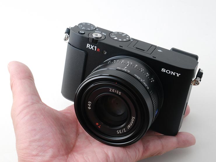 SONY Cyber-shot RX1R III 本体画像：手のひらに乗せた様子