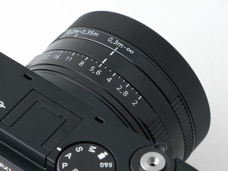 SONY Cyber-shot RX1R III 本体画像：最短撮影距離約30cmで固定したレンズ