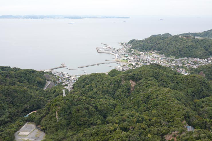 SONY Cyber-shot RX1R III 作例：山から見下ろした海岸沿いの集落（35mm画角）